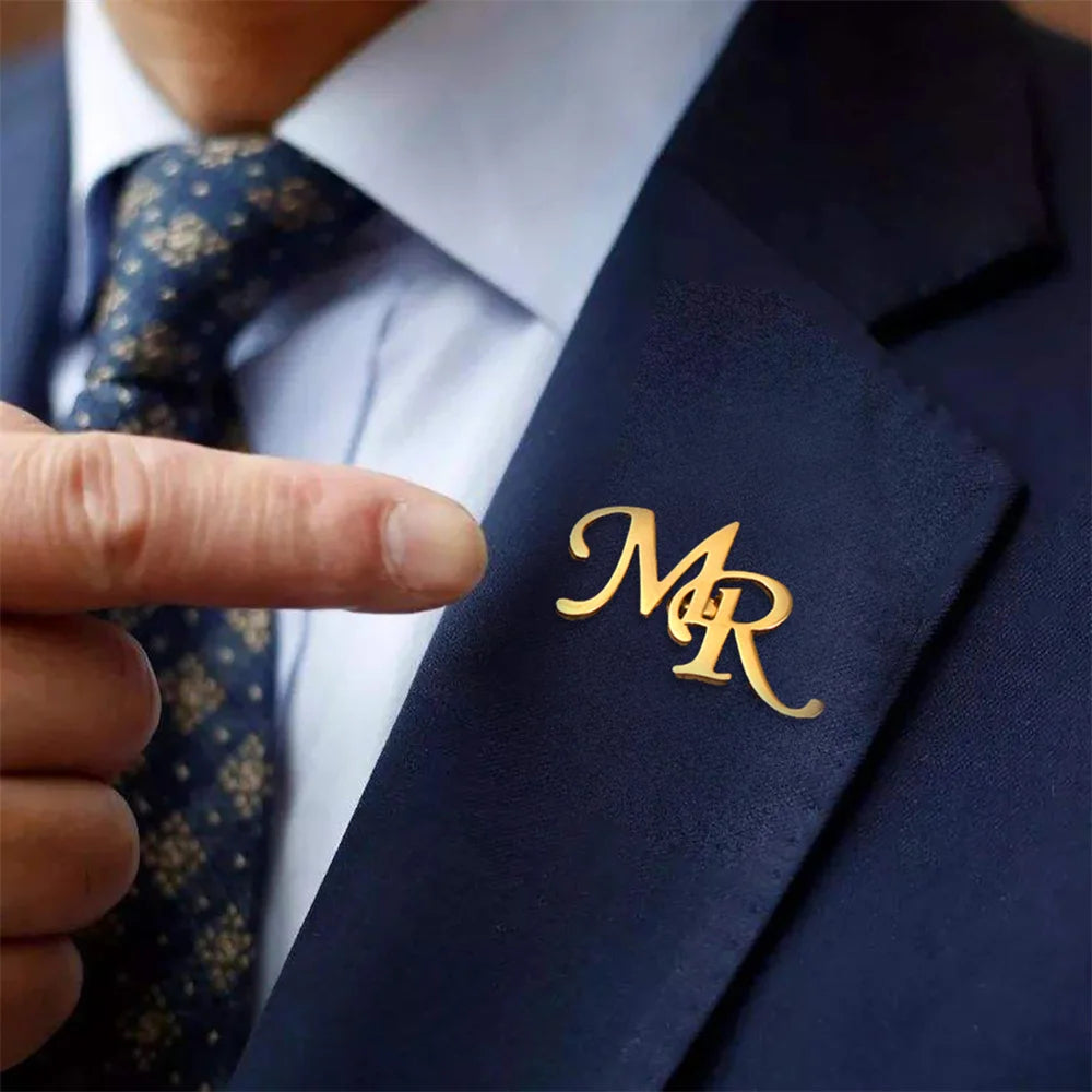 💎 Personalisierte Initialen Brosche für Herren – 👔 Edelstahl Buchstaben Anstecknadel für Anzug, Mantel & Pullover – ✨ Individuelles Namensschild Schmuck Accessoire