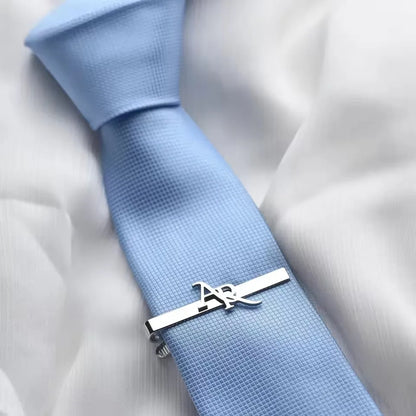 Personalisierte Krawattenklammer aus Edelstahl mit gravierten Initialen in Gold und Silber für Herren, Hochzeit und Business.