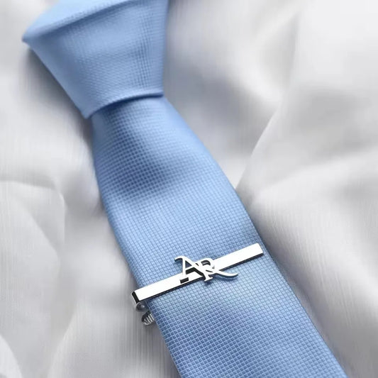 Personalisierte Krawattenklammer aus Edelstahl mit gravierten Initialen in Gold und Silber für Herren, Hochzeit und Business.