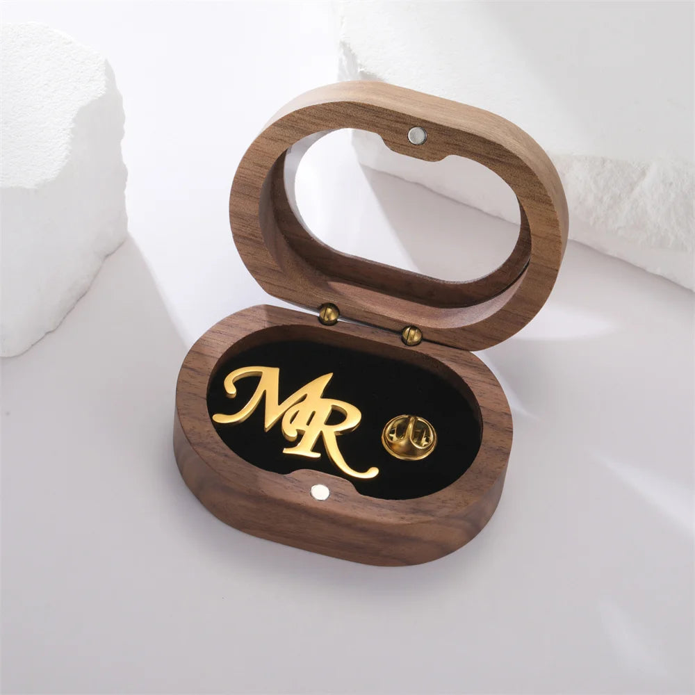 💎 Personalisierte Initialen Brosche für Herren – 👔 Edelstahl Buchstaben Anstecknadel für Anzug, Mantel & Pullover – ✨ Individuelles Namensschild Schmuck Accessoire