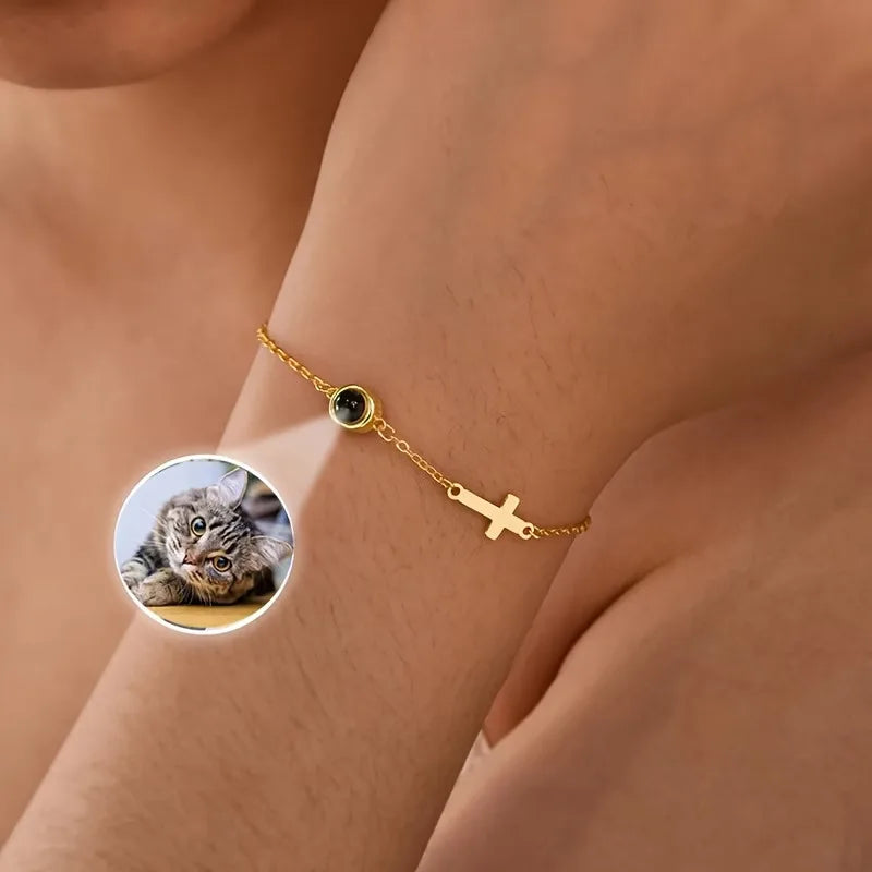Personalisiertes Foto-Projektionsarmband aus Edelstahl mit Kreuz-Anhänger und individuellem Bild.