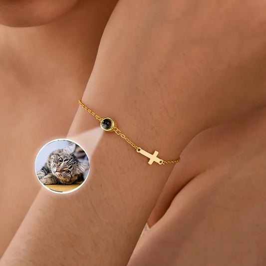 Personalisiertes Foto-Projektionsarmband aus Edelstahl mit Kreuz-Anhänger und individuellem Bild.
