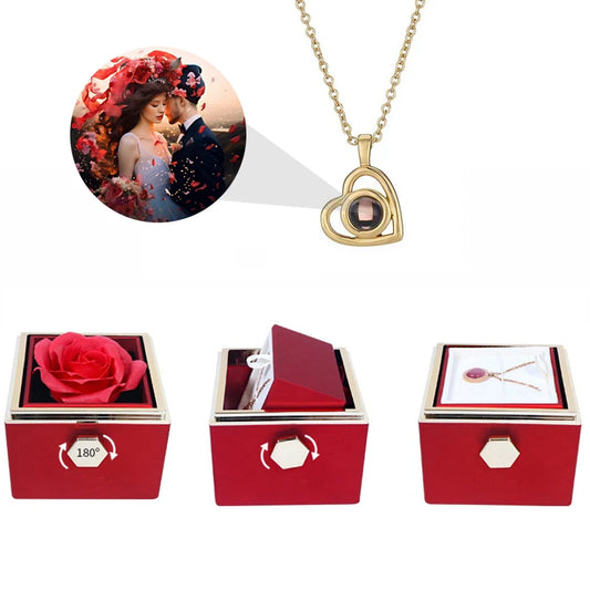 Personalisierte Foto Projektions Halskette mit Herz Anhänger aus Edelstahl und Kupfer in rotierender Rosen Geschenkbox mit individuellem Foto.
