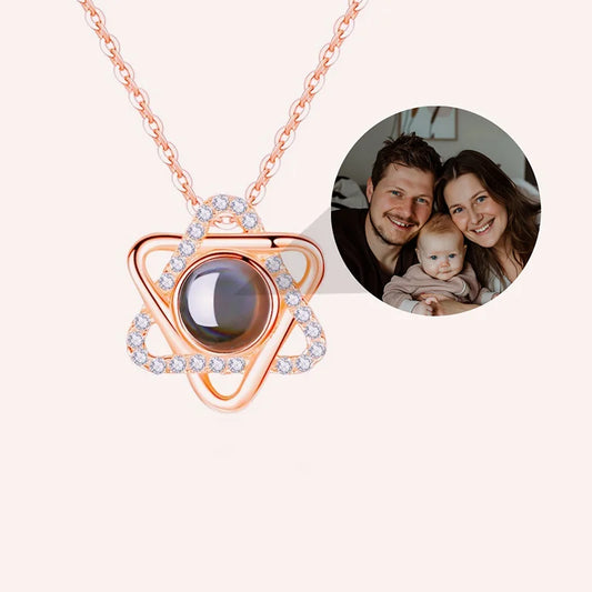 ❤️ Personalisierte Foto Projektions Halskette mit Hexagramm Anhänger – Zirkon Kupfer Anhänger mit Titanstahl Kette für Damen