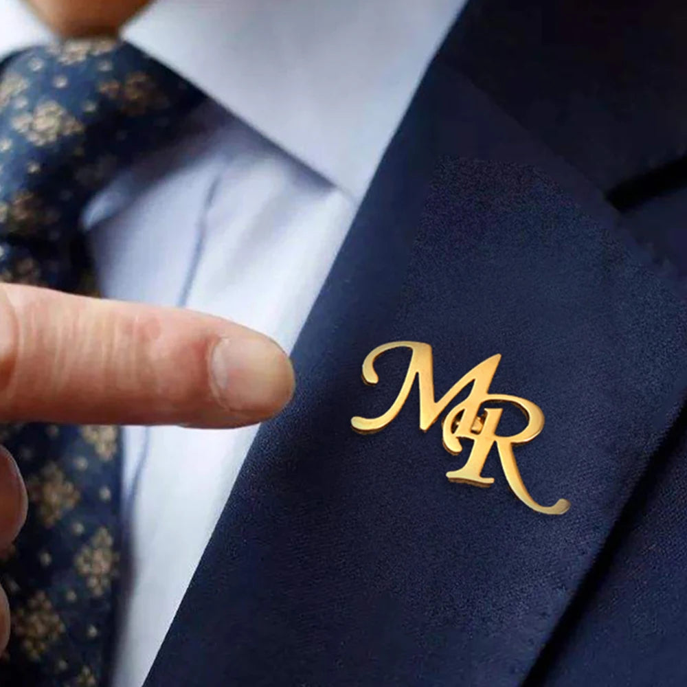💎 Personalisierte Initialen Brosche für Herren – 👔 Edelstahl Buchstaben Anstecknadel für Anzug, Mantel & Pullover – ✨ Individuelles Namensschild Schmuck Accessoire