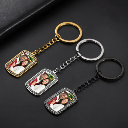 Personalisierter Edelstahl-Schlüsselanhänger mit individuellem Foto oder Firmenlogo in Silber, Gold und Schwarz.