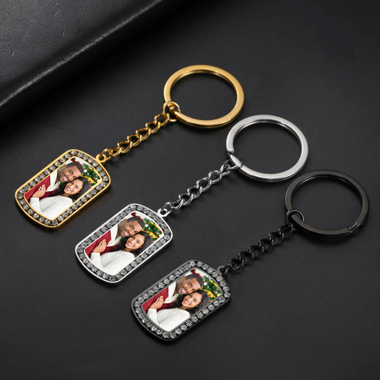 Personalisierter Edelstahl-Schlüsselanhänger mit individuellem Foto oder Firmenlogo in Silber, Gold und Schwarz.