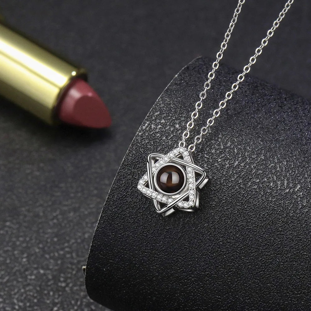 ❤️ Personalisierte Foto Projektions Halskette mit Hexagramm Anhänger – Zirkon Kupfer Anhänger mit Titanstahl Kette für Damen