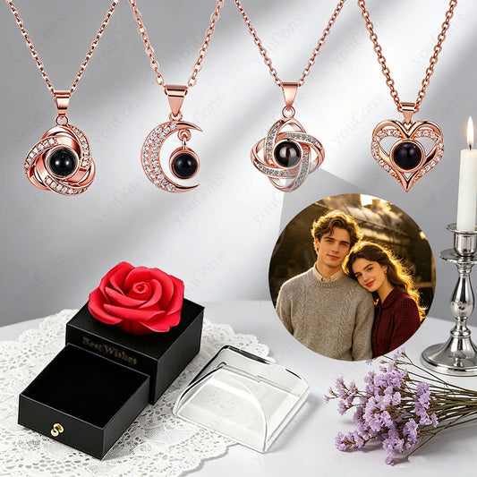 Personalisierte Foto Projektions Halskette mit Herz Anhänger aus Edelstahl und Kupfer in schwarzer Geschenkbox mit roter Rose und eigenem Bild.