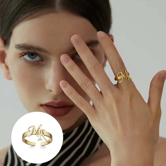 Personalisierter Initialen Ring aus Edelstahl  in Gold und Silber für Damen.