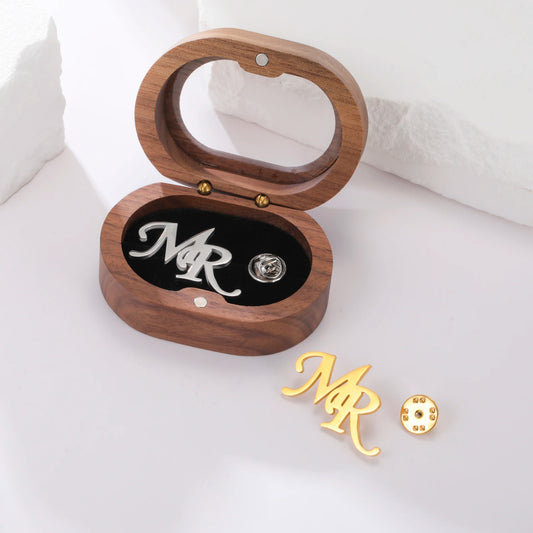 Personalisierte Initialen Brosche aus Edelstahl in Gold und Silber mit individuellem Buchstaben für Damen und Herren.
