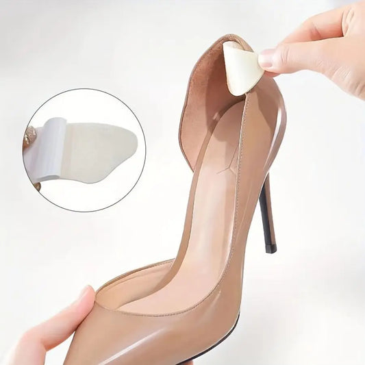 Selbstklebende Fersenpolster für High-Heels auf weißem Hintergrund