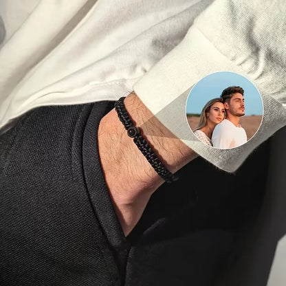Personalisiertes Foto-Projektionsarmband mit geflochtenem Seil und Edelstahl-Anhänger mit individuellem Bild.