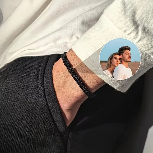 Personalisiertes Foto-Projektionsarmband mit geflochtenem Seil und Edelstahl-Anhänger mit individuellem Bild.