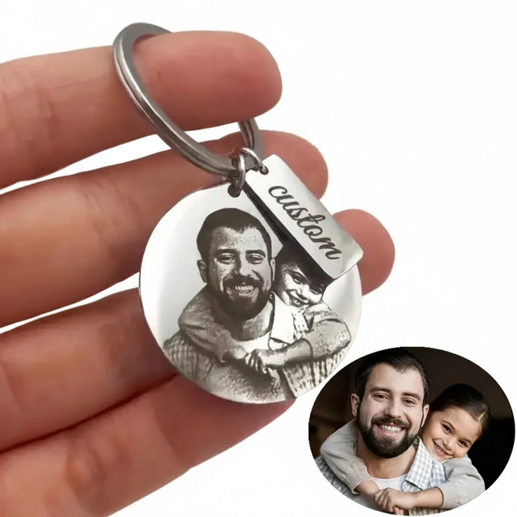 Schlüsselanhänger mit Foto eingraviert auf weißem Hintergrund