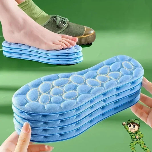 Schuh Einlegesohlen in Blau mit Noppen zur Polsterung und Druckentlastung auf grünem Hintergrund