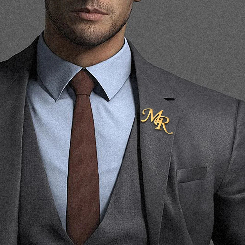 💎 Personalisierte Initialen Brosche für Herren – 👔 Edelstahl Buchstaben Anstecknadel für Anzug, Mantel & Pullover – ✨ Individuelles Namensschild Schmuck Accessoire
