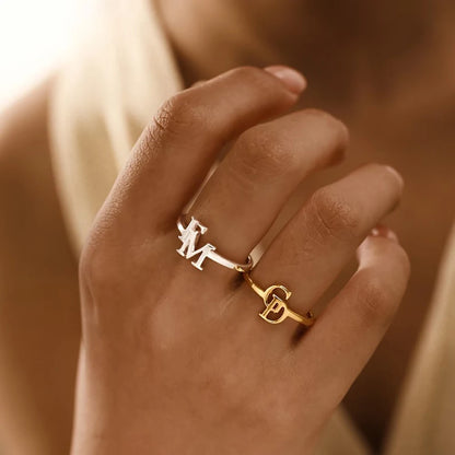 Personalisierter offener Edelstahlring mit zwei individuellen Initialen in Gold und Silber.