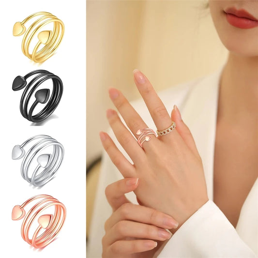 Moderne stylische Ringe im geschwungenen Design mit Herzsymbole. Verschiedene Farben wie Gold, Schwarz, Silber oder Kupfer auf weißem Hintergrund. Magnete integriert