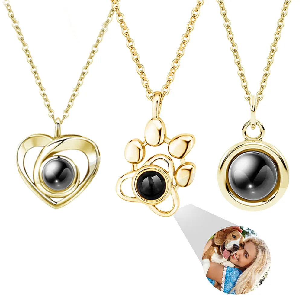 Projektionsketten in Gold mit verschiedene Designs auf weißem Hintergrund