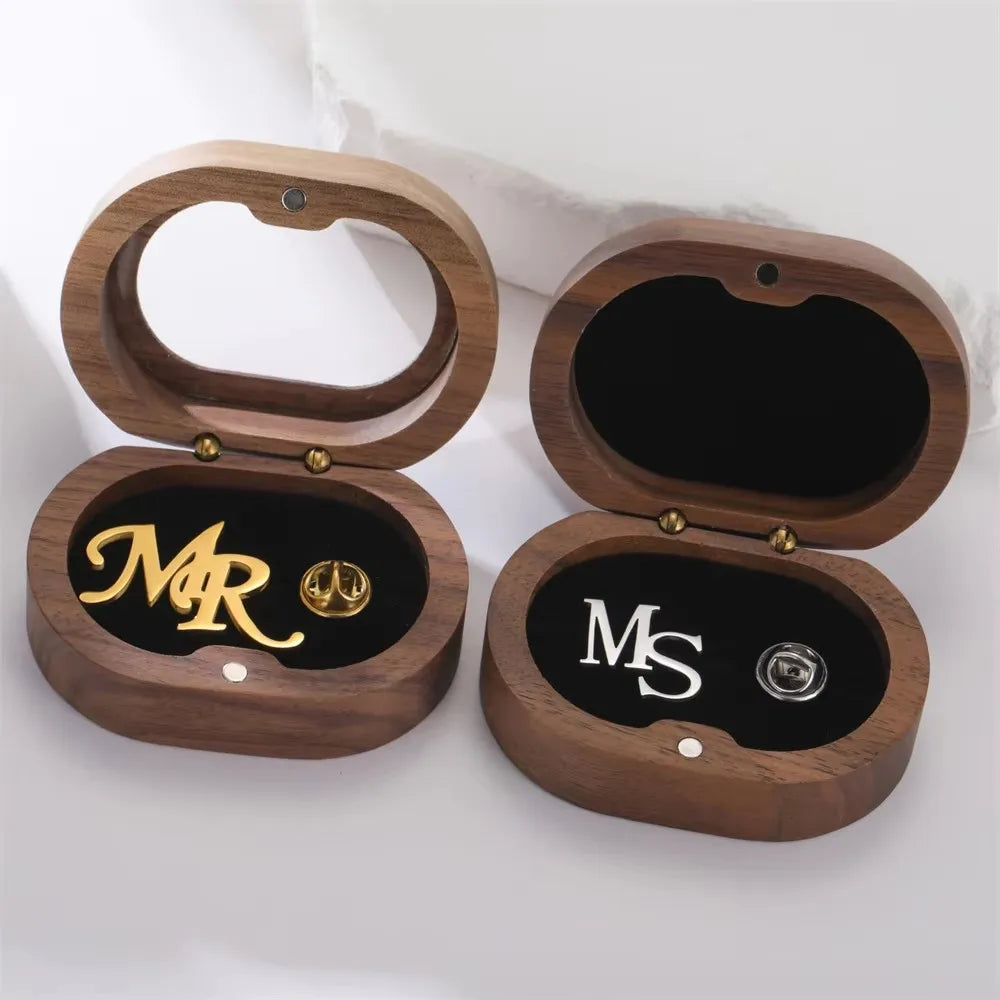 💎 Personalisierte Initialen Brosche für Herren – 👔 Edelstahl Buchstaben Anstecknadel für Anzug, Mantel & Pullover – ✨ Individuelles Namensschild Schmuck Accessoire