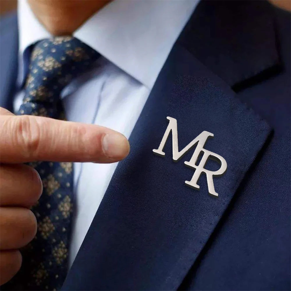 💎 Personalisierte Initialen Brosche für Herren – 👔 Edelstahl Buchstaben Anstecknadel für Anzug, Mantel & Pullover – ✨ Individuelles Namensschild Schmuck Accessoire