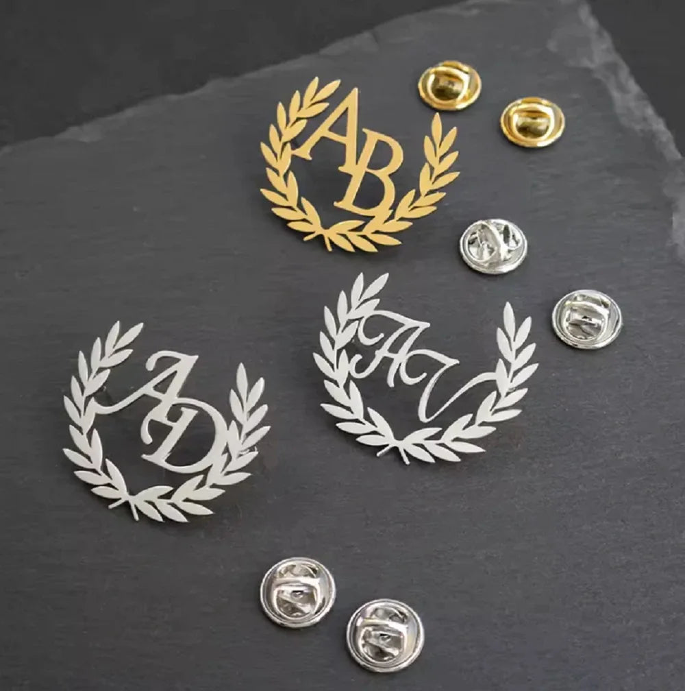 Personalisierte Brosche mit Initialien aus Edelstahl mit Olivenzweig-Design in Gold oder Silber für Damen und Herren.