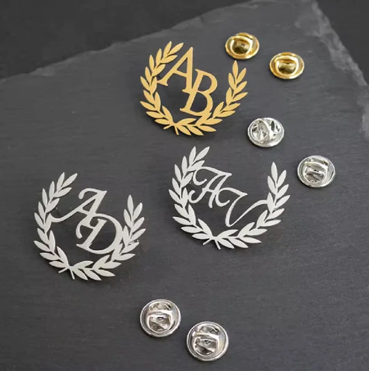 Personalisierte Brosche mit Initialien aus Edelstahl mit Olivenzweig-Design in Gold oder Silber für Damen und Herren.