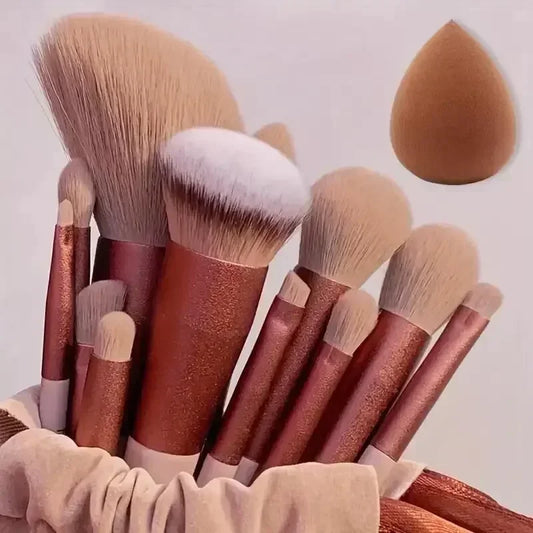 Dreizehn teiliges Makeup-Pinsel-Set in der Farbe Pink, glitzernd auf weißem Hintergrund