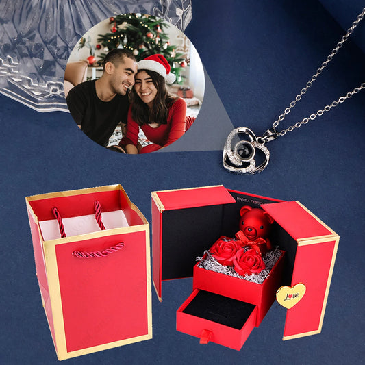 Personalisierte Foto Projektions Halskette mit Herz Anhänger, eigenem Bild und roter Bärchen Rosen Geschenkbox aus Edelstahl und Kupfer.