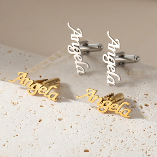 Personalisierte Manschettenknöpfe aus Edelstahl mit graviertem Namen in Silber und Gold für Herren und Bräutigam.