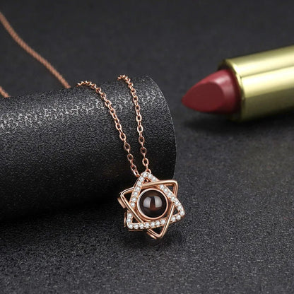 ❤️ Personalisierte Foto Projektions Halskette mit Hexagramm Anhänger – Zirkon Kupfer Anhänger mit Titanstahl Kette für Damen