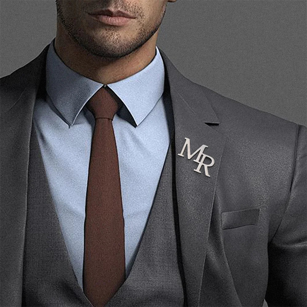 💎 Personalisierte Initialen Brosche für Herren – 👔 Edelstahl Buchstaben Anstecknadel für Anzug, Mantel & Pullover – ✨ Individuelles Namensschild Schmuck Accessoire