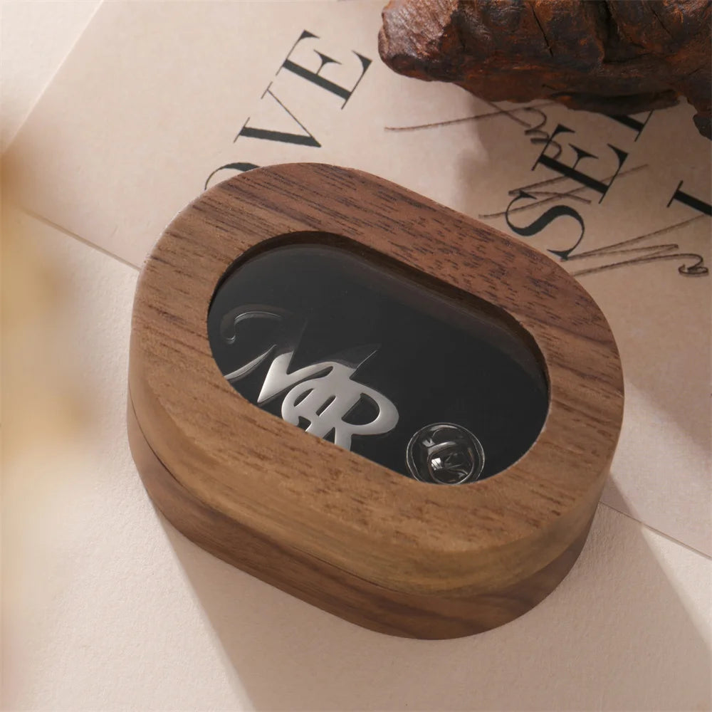 💎 Personalisierte Initialen Brosche für Herren – 👔 Edelstahl Buchstaben Anstecknadel für Anzug, Mantel & Pullover – ✨ Individuelles Namensschild Schmuck Accessoire