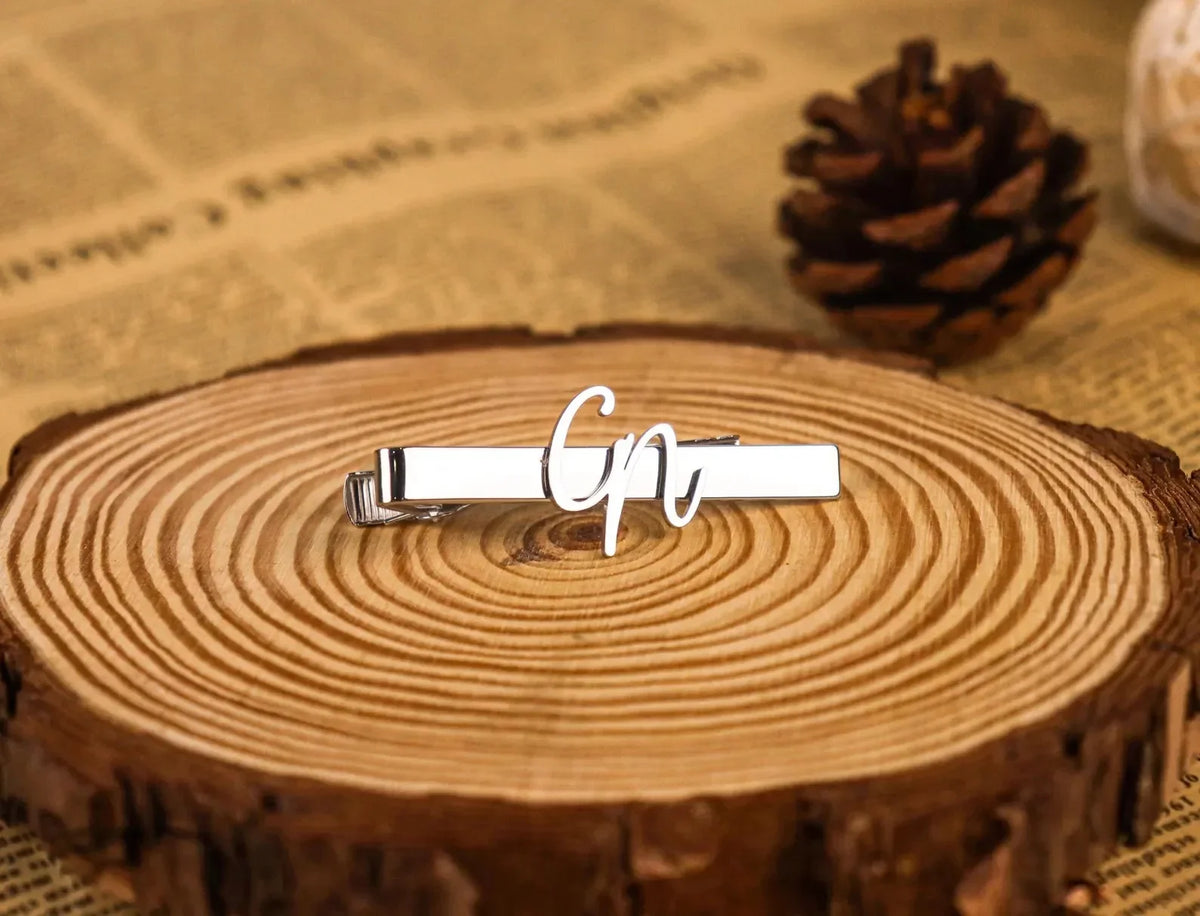 ❤️ Personalisierte Krawattenklammer mit Initialen aus Edelstahl – Individueller Krawattenclip für Herren, Bräutigam & Trauzeugen