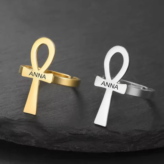 Personalisierter offener Ankh-Kreuz Ring aus Edelstahl mit individueller Namensgravur in Gold und Silber.