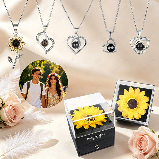 Personalisierte Foto Projektions Halskette aus Edelstahl mit eigenem Bild im Anhänger und dekorativer Sonnenblumen Geschenkbox für Damen.