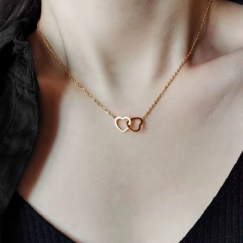 🌹 Ewige Rose mit personalisierter Namenskette – Doppelherz Geschenkbox mit Drehfunktion